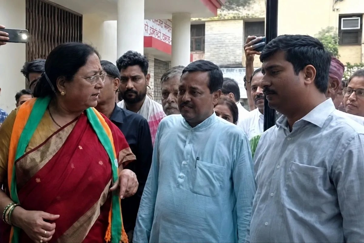 UP Politics: फोन नहीं उठाया तो भड़कीं मंत्री बेबी रानी मौर्य, DM को सुनाई खरी-खोटी; बुके तक लेने से किया इनकार