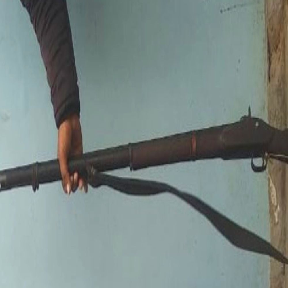 अवैध टोपीदार बंदूक के साथ युवक गिरफ्तार:बिना लाइसेंस रख रखी थी, पुलिस ने दबिश देकर पकड़ा