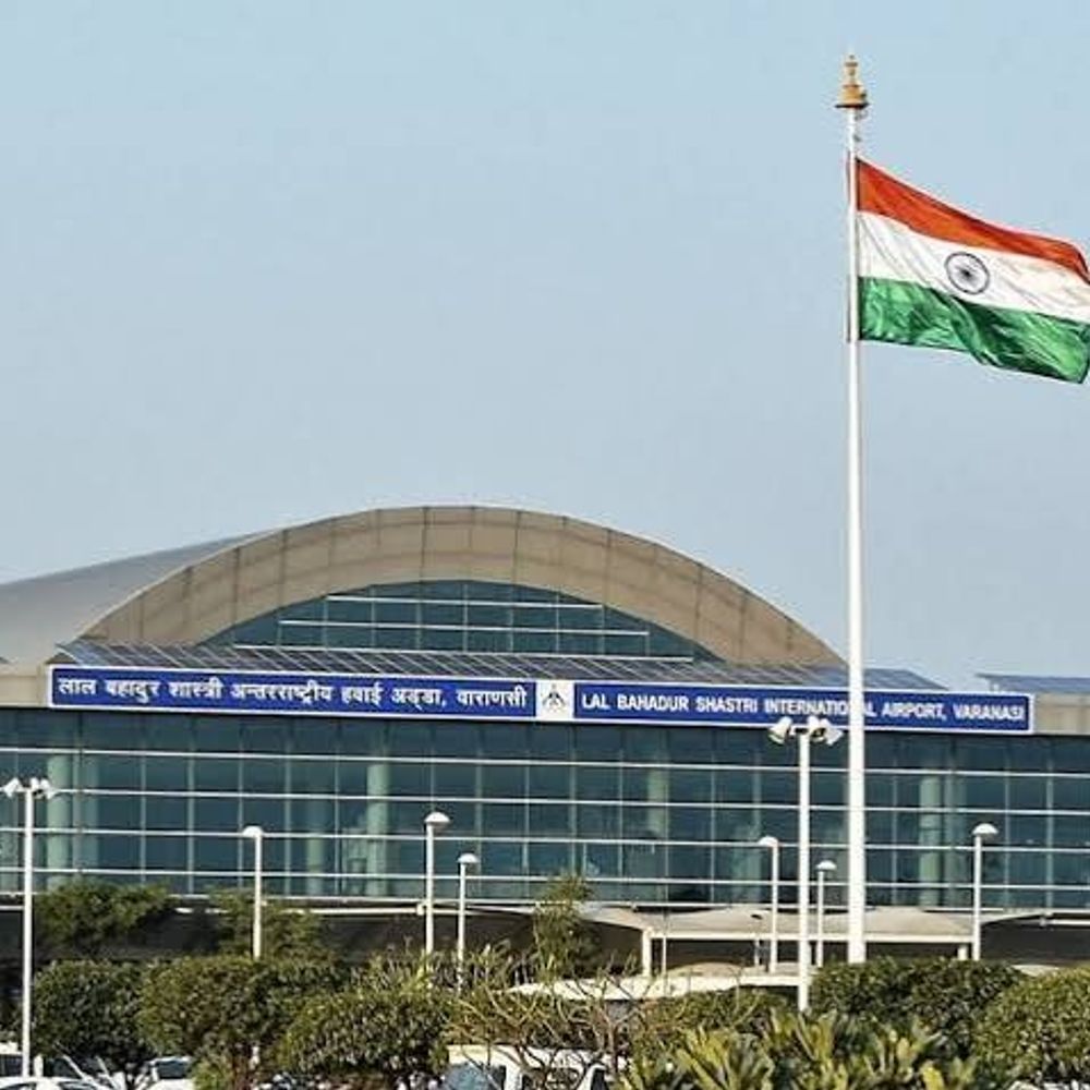 वाराणसी एयरपोर्ट पर गोली चली, 2 कर्मचारी घायल:यात्री पिस्टल जमा कराने पहुंचा था, तभी फायर हुआ; मुंबई जा रहा था
