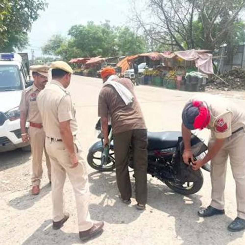 अमृतसर में तरसिक्का पुलिस की कार्रवाई:गश्त के दौरान 3 पिस्तौल बरामद; 2 आरोपी गिरफ्तार, 1 फरार