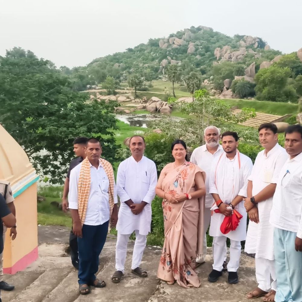 सीता थापा मंदिर पहुंची प्रभारी मंत्री रमा निषाद:दर्शन और पूजा के बाद विकास को लेकर चर्चा, स्थानीय लोगों ने 6 सूत्री मांग पत्र सौंपा