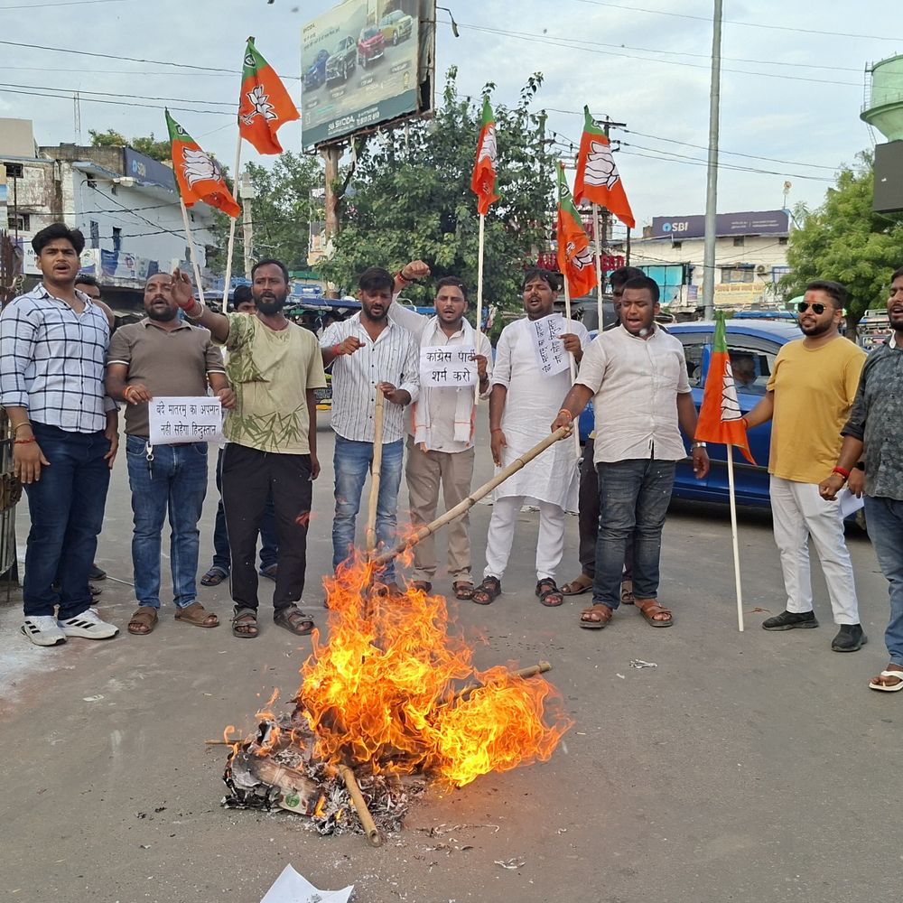 औरंगाबाद में भाजयुमो ने फूंका पुतला:कार्यकर्ताओं ने शहर में किया विरोध-प्रदर्शन, कहा- कांग्रेस ने ‘वंदे मातरम’ का अपमान किया
