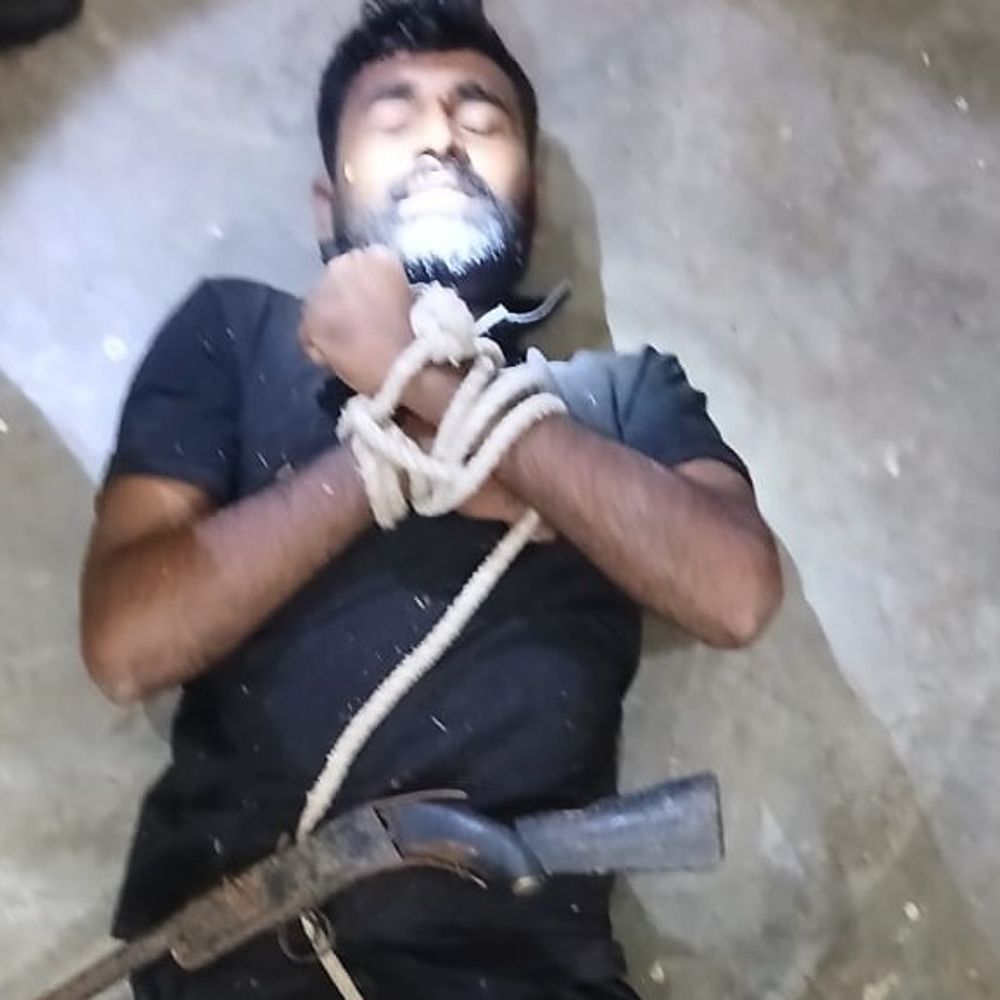 हथियार लेकर घर में घुसा युवक, ग्रामीणों ने की पिटाई:हाथ-पैर बांधकर बंधक बनाया, पुलिस ने आरोपी के पास से कट्‌टा किया बरामद