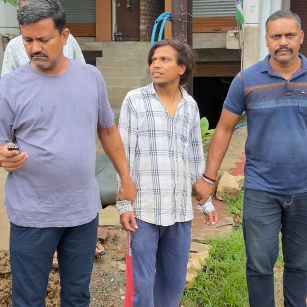 नामांतरण के लिए रिश्वत लेते पटवारी गिरफ्तार:भिंड में ₹10 हजार में तय हुई थी डील; 5 हजार की पहली किस्त लेते लोकायुक्त ने दबोचा