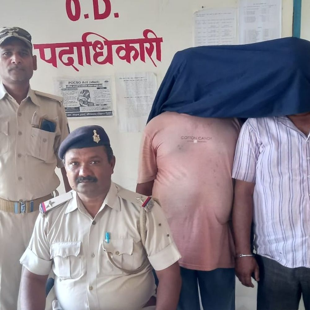 औरंगाबाद में फायरिंग करने वाले 2 गिरफ्तार:निशानदेही पर कब्रिस्तान से हथियार-कारतूस बरामद, पुलिस ने नाबालिग को भी पकड़ा