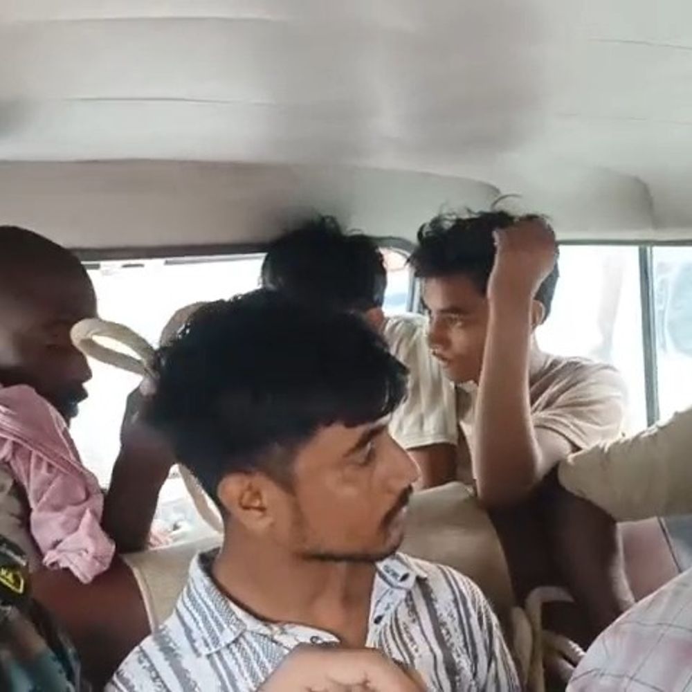 समस्तीपुर में हथियार के साथ दो गिरफ्तार:2 महीने पहले लूटपाट की थी, पिस्टल के साथ कार और मोबाइल भी बरामद