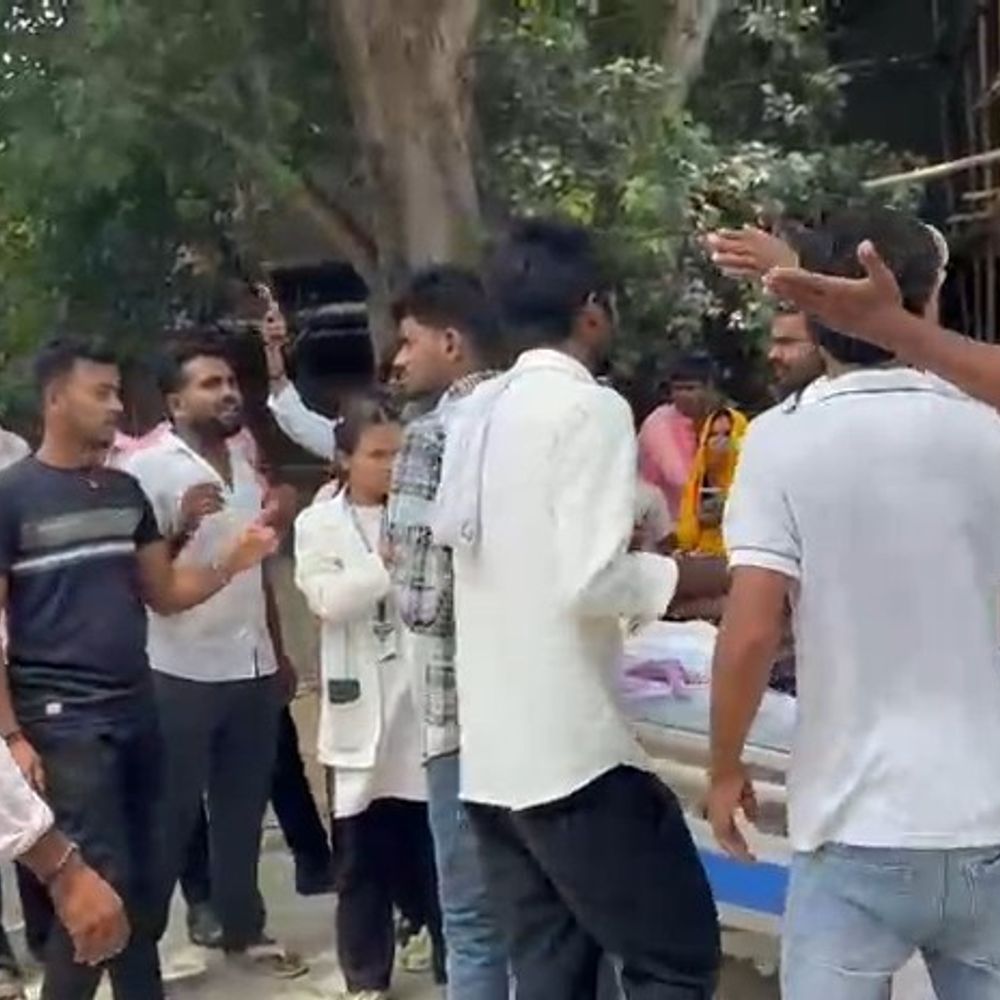 रिजल्ट खराब आने से नाराज छात्रों ने किया हंगामा:कॉलेज परिसर में बस के शीशे तोड़े, कहा- 50 प्रतिशत ही स्टूडेंट पास हुए