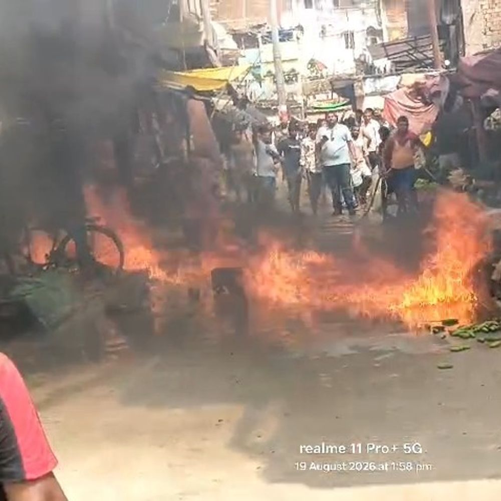 किराना दुकान में शॉर्ट-सर्किट से लगी आग:मिट्टी तेल का गैलन फेंकने से फैली लपटें, दुकानदारों ने पानी डालकर बुझाई