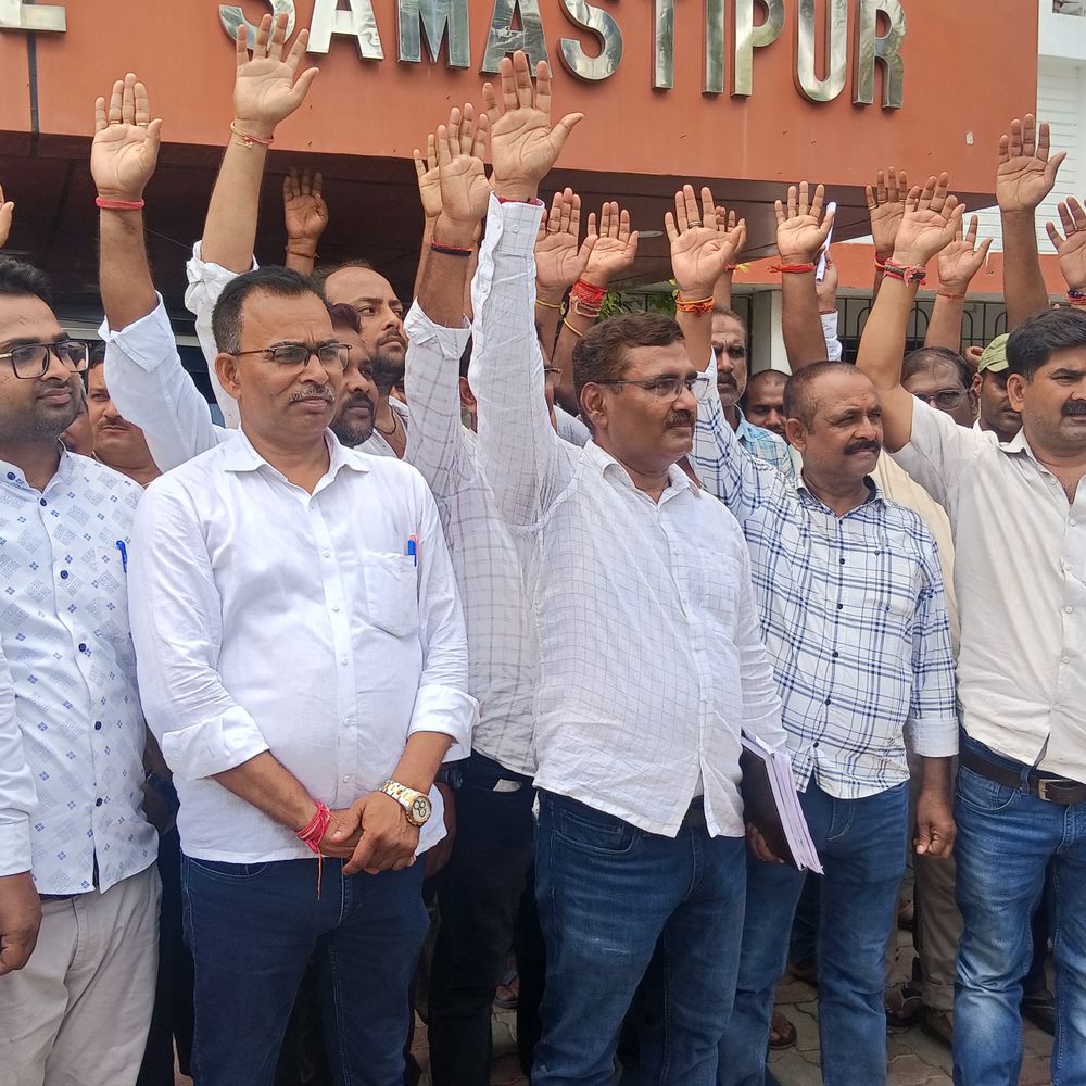 समस्तीपुर- गाड़ियों के फिटनेस के नाम पर वसूली का आरोप:मालिकों ने डीटीओ, डीएम से मिलकर की शिकायत, बोले- विधानसभा चुनाव में ड्यूटी का पैसा बकाया