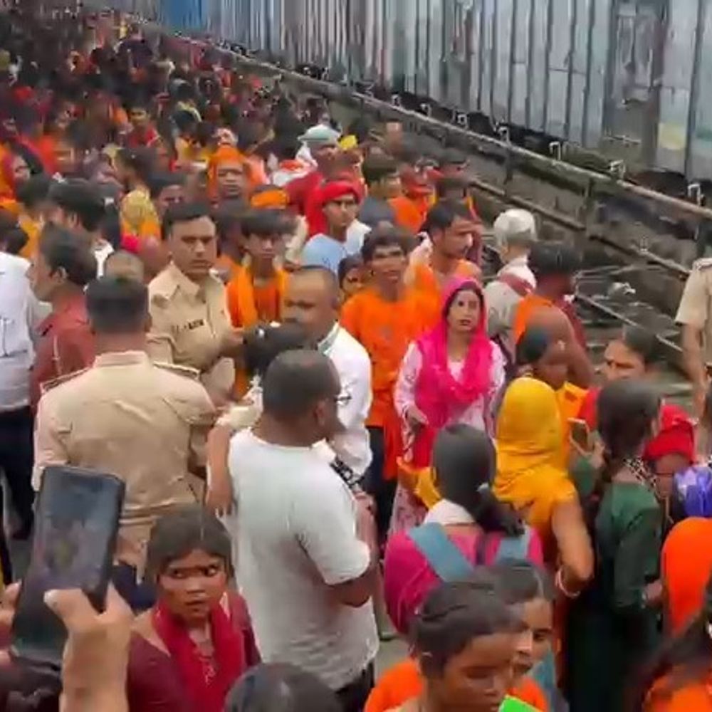 थानेश्वरस्थान मंदिर में ढाई लाख से अधिक श्रद्धालु पहुंच सकते:गंगाजल लेने बेगूसराय झमटिया घाट हुए रवाना, फिर 50 किमी पैदल करेंगे यात्रा