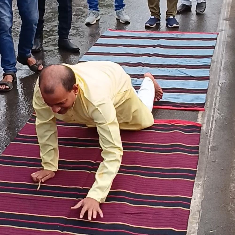 कलेक्ट्रेट से दंड प्रणाम करते मंदिर पहुंचे नगर आयुक्त:एक किमी तक सड़क पर पानी का छिड़काव, हर-हर महादेव के लगे जयघोष