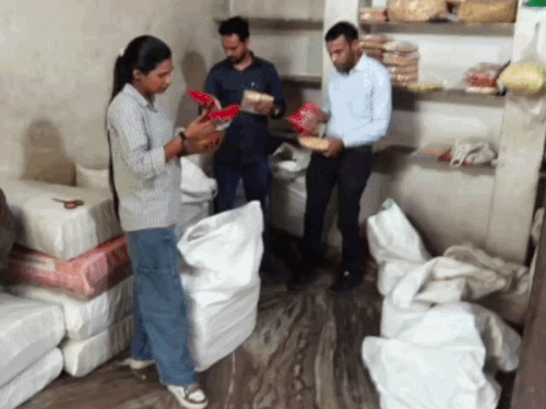 नमकीन का सैंपल लिया, 50 लीटर खाद्य-तेल फिंकवाया:बिस्किट का नमूना लेकर 20 KG बेकरी प्रोडक्ट नष्ट; लैब में होगी जांच