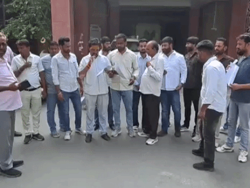 25 वोटर एक मकान में, 7 असली-मतदाताओं के नाम गायब:भीलवाड़ा शहर के वार्ड 68 में लोग बोले- वोटर लिस्ट में गड़बड़ी, जांच होनी चाहिए
