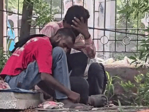 लुधियाना के टिब्बा रोड पर खुलेआम नशा बिक्री का आरोप:कबाड़ वाले ने कैमरे पर खोल दी पोल, पुलिस पर मिलीभगत के आरोप लगाए