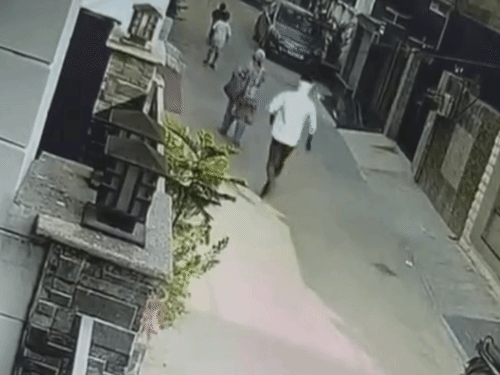 लुधियाना के दुगरी में महिला से स्नैचिंग:बच्चों को ट्यूशन छोड़ने जा रही बुजुर्ग महिला से बालियां झपटीं, CCTV में कैद हुई वारदात