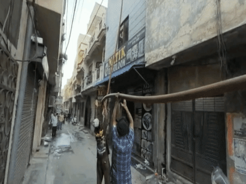 लुधियाना में पर्दे की दुकान में लगी भीषण आग:तीसरी मंजिल पर था गोदाम; 400 फीट लंबी पाइप लगाकर 4 दमकल गाड़ियों ने पाया काबू