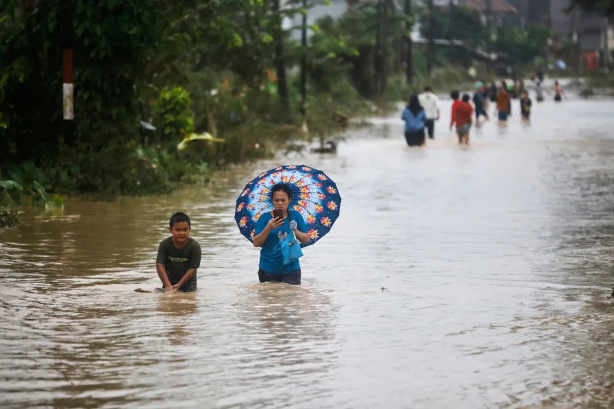 Flood News: बारिश कम होने के बावजूद 4 लाख लोगों को घर खाली करने का ऑर्डर, जापान में बाढ़ से 4 की मौत के बाद बिगड़ी हालत