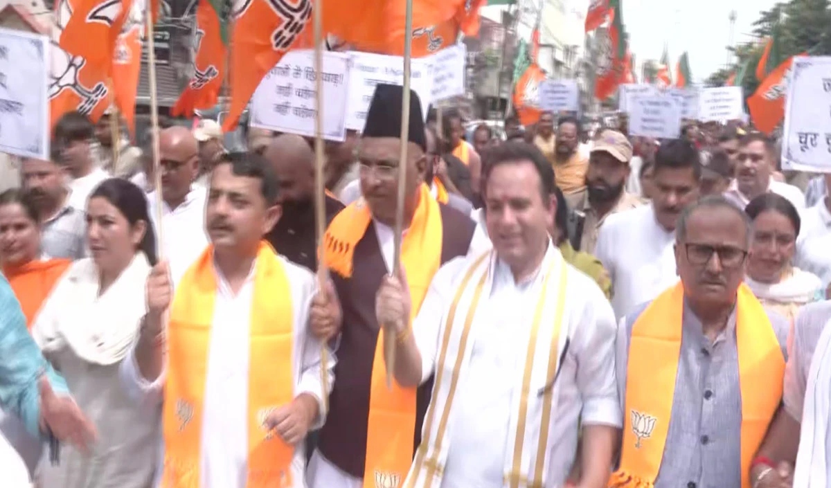 Omar Abdullah Government पर लगाया हर मोर्चे पर विफल रहने का आरोप, Jammu में BJP Leaders ने किया प्रचंड विरोध प्रदर्शन