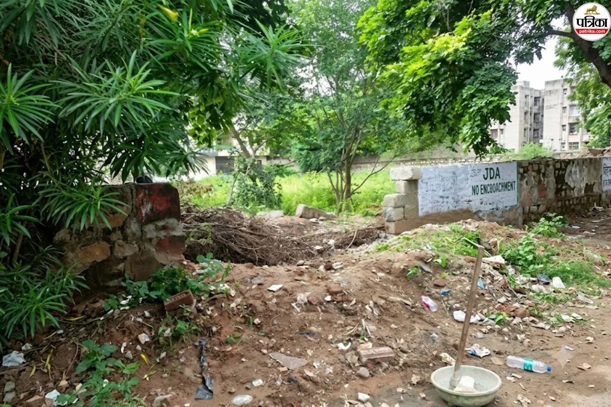 जयपुर के JLN मार्ग स्थित पंचशील कॉलोनी में JDA की जमीन पर कब्जे का प्रयास, बाउंड्रीवाल तोड़ी