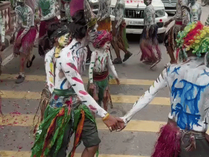रैली में बताया आदिवासी समाज का इतिहास:विश्व आदिवासी दिवस पर निकली भव्य रैली, रंगबाड़ी से श्रीराम रंगमंच तक उमड़ा जनसैलाब