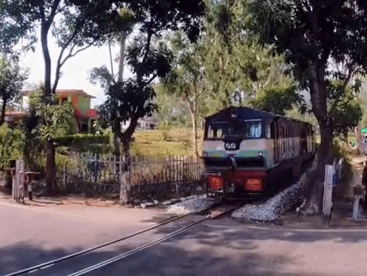 पठानकोट-जोगिंदरनगर नैरोगेज रेल सेक्शन ठप:कांगड़ा घाटी में बारिश से भू-स्खलन का खतरा बढ़ा, अगले आदेशों तक रद्द रहेंगी सारी ट्रेनें