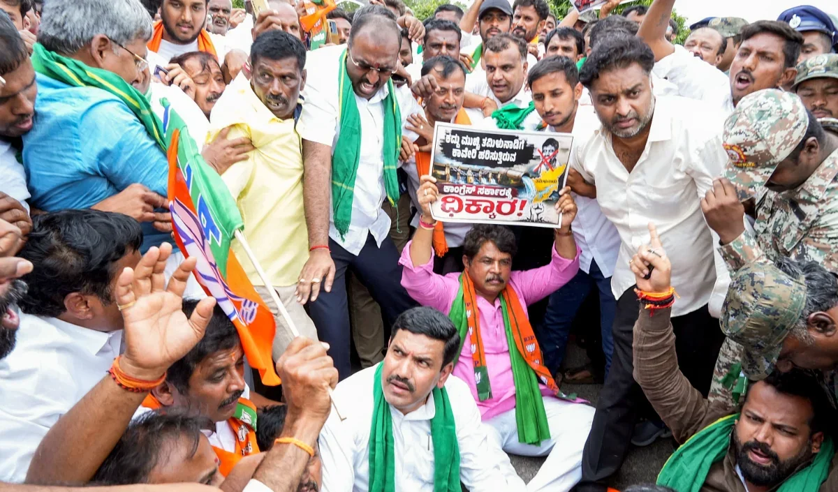 कावेरी जल विवाद पर Karnataka बंद के बीच प्रदर्शनकारियों ने Tamil Nadu के ट्रक ड्राइवरों को दिए गुलाब