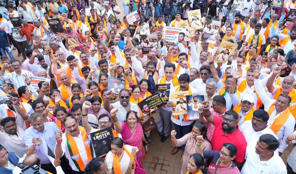 Karnataka: Dalit Funds Scam पर सियासी संग्राम तेज, BJP का Nagendra के इस्तीफे तक धरना