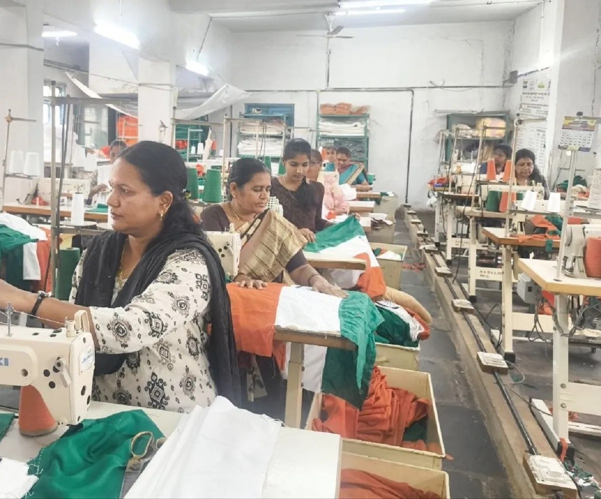 खादी के तिरंगे की मांग लगातार घटी: जिस हाथों से बनता है तिरंगा, उन्हीं हाथों में अब काम कम