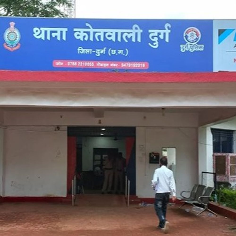 बड़े भाई ने छोटे पर कुल्हाड़ी से किया हमला:पैसों के लेनदेन को लेकर भाइयों में विवाद, ; मौके पर मौत, आरोपी गिरफ्तार, च्वाइस सेंटर चलाते थे दोनों भाई