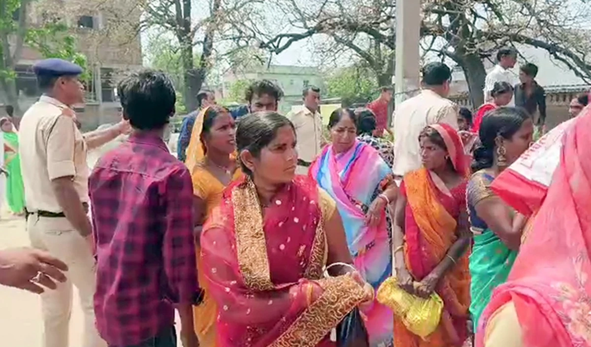 Lakhisarai Stampede Tragedy | टूटी बैरिकेडिंग, बढ़ती भीड़ और अफ़वाहें… कैसे हुई लखीसराय के अशोकधाम मंदिर में यह दुखद घटना?