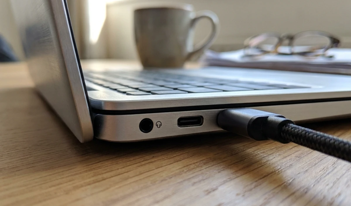 Laptop Charging Mystery: USB-C पोर्ट होने के बावजूद क्यों नहीं होता चार्ज? जानें Power Delivery का विज्ञान
