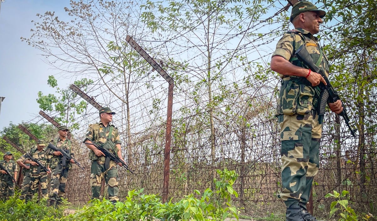 Jammu and Kashmir के राजौरी में LoC पर मंडराए 3 पाकिस्तानी ड्रोन, सेना की जवाबी कार्रवाई से भागे वापस, सर्च ऑपरेशन शुरू