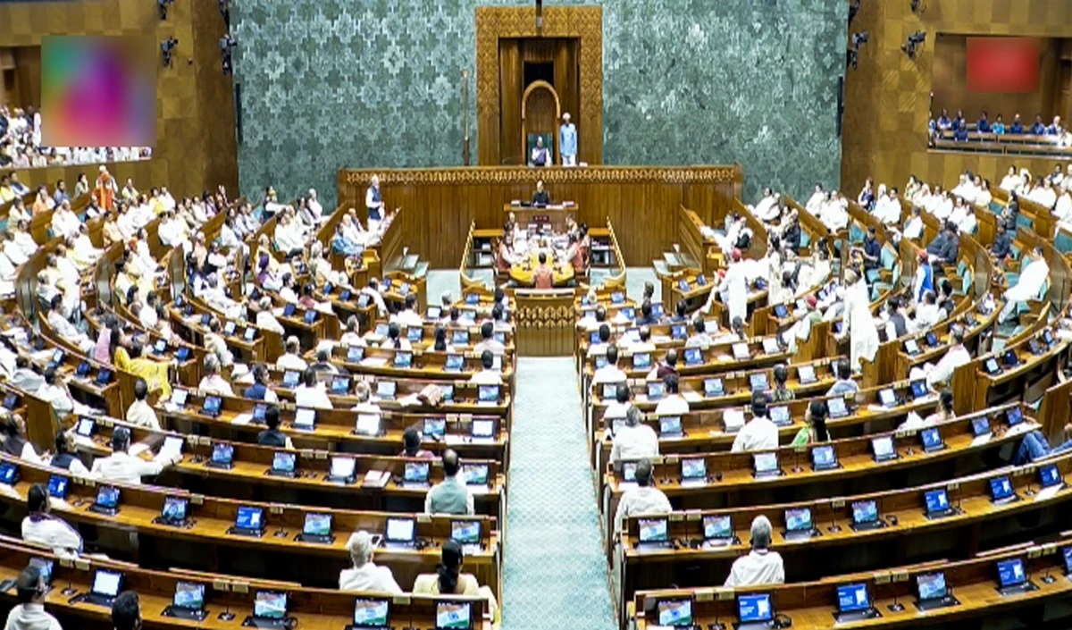 Lok Sabha में विपक्ष के हंगामे के बीच सरकार ने पेश किए 4 Bill, कार्यवाही हुई स्थगित