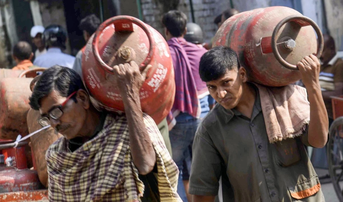 LPG Import पर निर्भरता घटाने की बड़ी तैयारी, 21 कंपनियों के लिए Emergency Production का नया कोटा तय