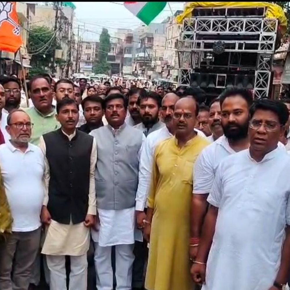 वंदे मातरम पर बीजेपी-कांग्रेस कार्यकर्ता आमने-सामने:ग्वालियर में कांग्रेस दफ्तर के बाहर BJP-कांग्रेस कार्यकर्ताओं में विवाद, पुलिस बैरिकेड्स के आर-पार से गूंजा राष्ट्रगीत