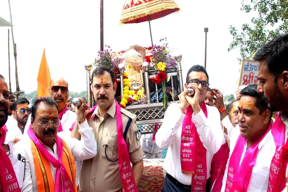 रतलाम कलेक्टर-एसपी ने इस मंदिर में पूजे महादेव