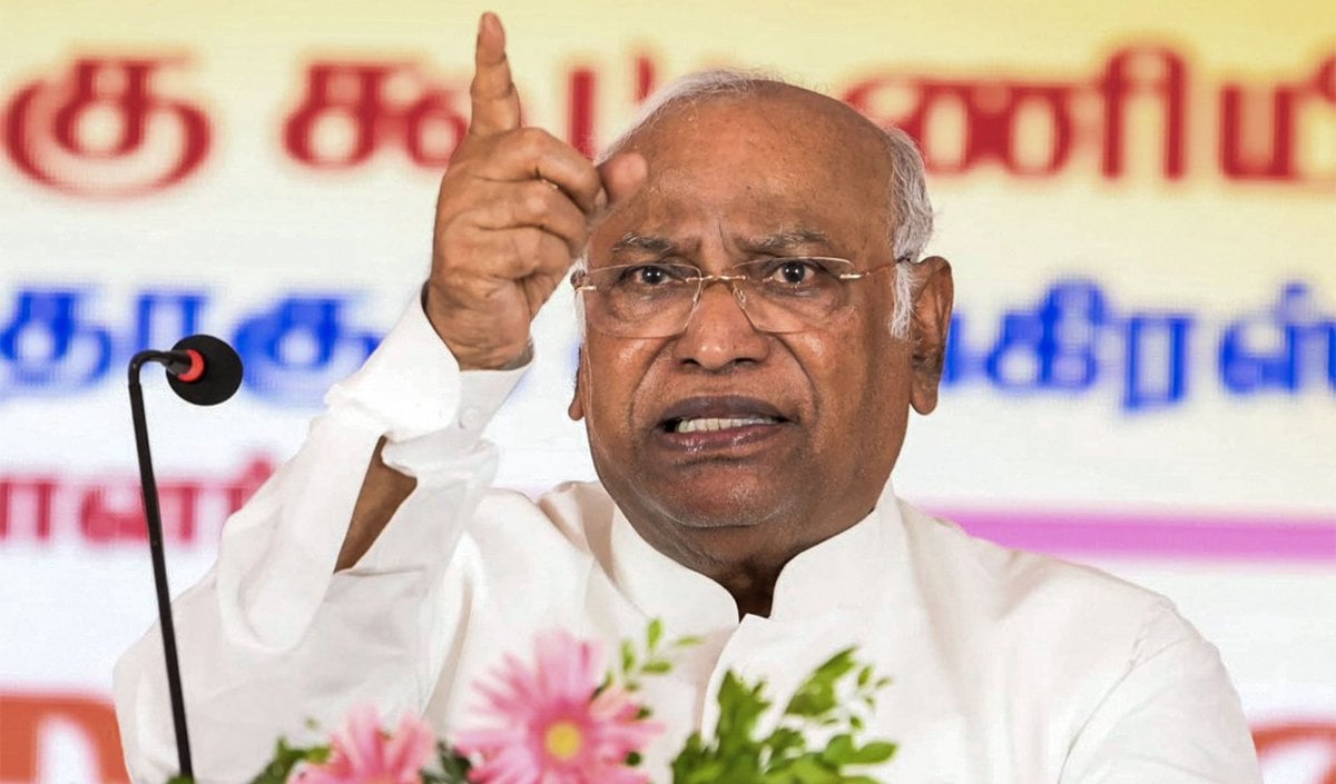 Mallikarjun Kharge ने केंद्र सरकार को घेरा, छात्रों पर पैलेट गन चलाने का लगाया आरोप