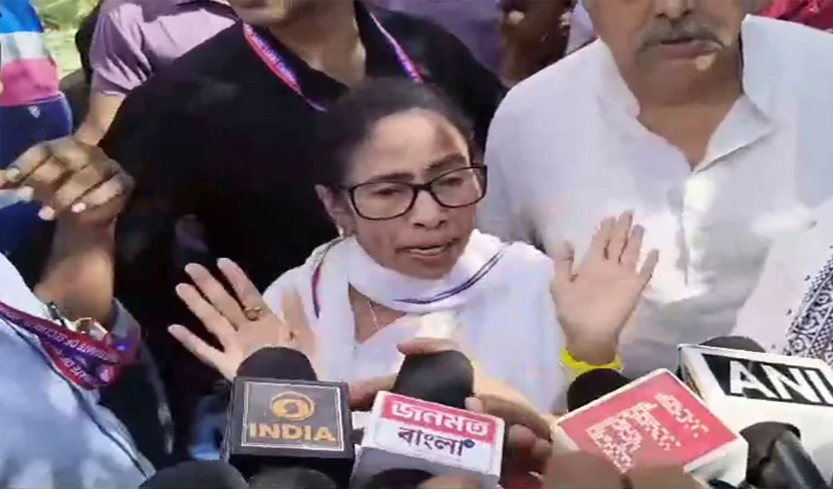 Chest Pain की वजह बनी वो ‘बड़ी ईंट’, ममता बनर्जी ने काफिले पर हमले को बताया सोची-समझी साजिश