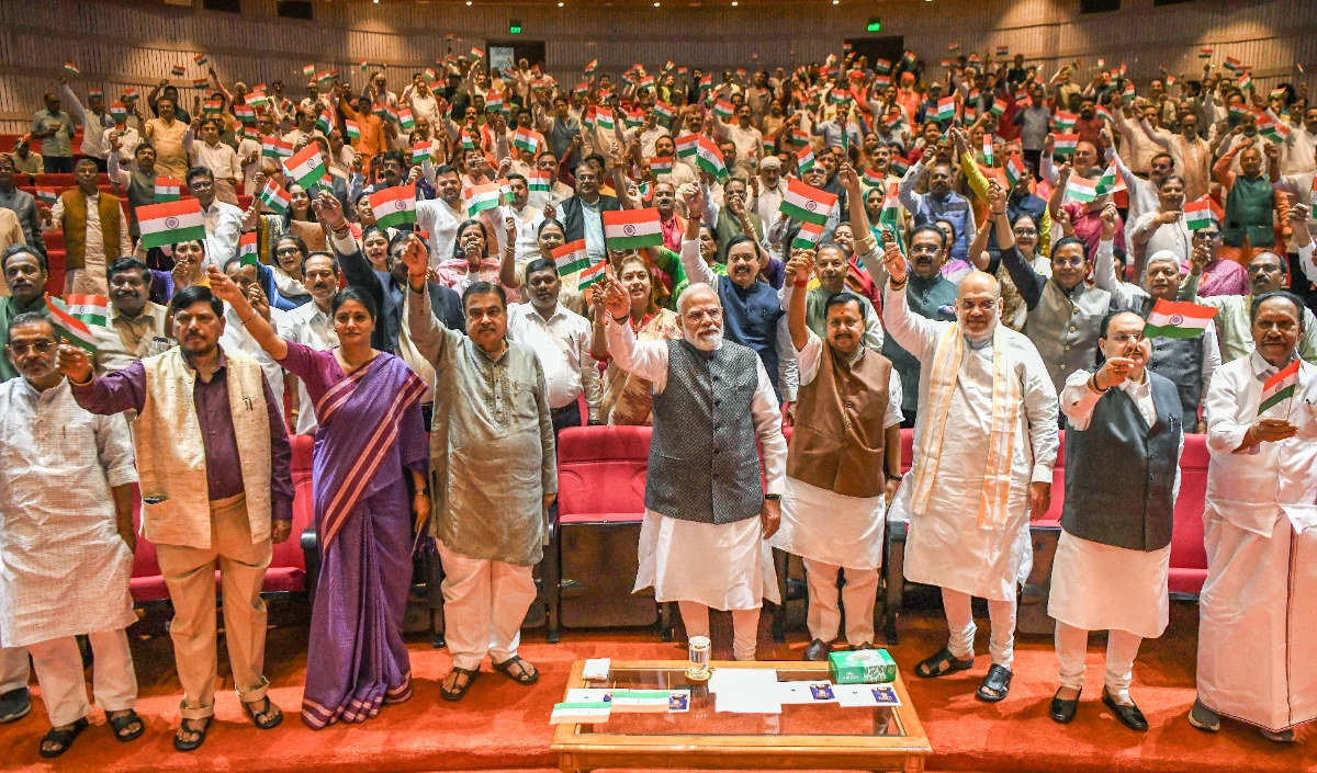 मंगल मिलन में NDA सांसदों ने PM Modi का तिरंगे के साथ किया स्वागत, लगाए वंदे मातरम के नारे