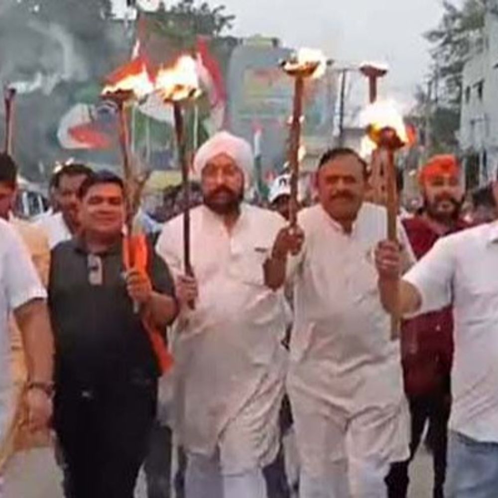 रायगढ़ में भाजपा युवा मोर्चा ने निकाली मशाल जुलूस:कांग्रेस नेताओं पर वंदे मातरम के अपमान का लगाया आरोप, जमकर की गई नारेबाजी