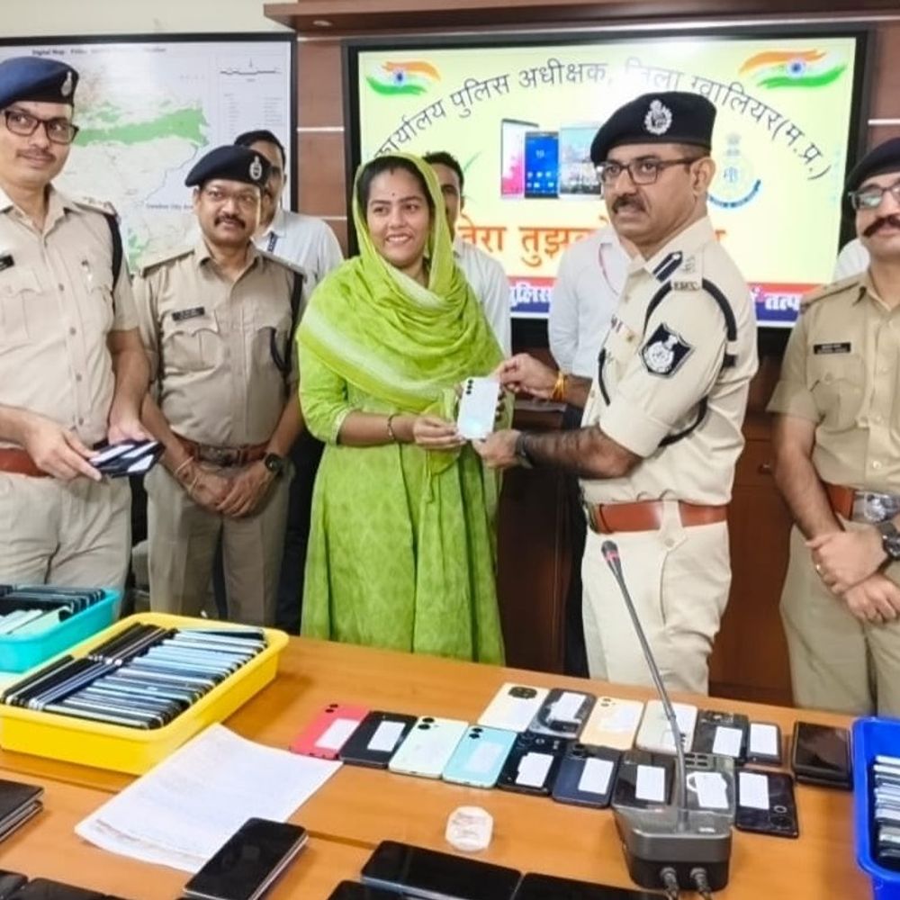 रक्षाबंधन से पहले ​ग्वालियर पुलिस का बड़ा तोहफा:₹1.03 करोड़ के 451 गुम मोबाइल खोजकर मालिकों को लौटाए,बहन-भाई के ​चेहरों पर लौटी मुस्कान