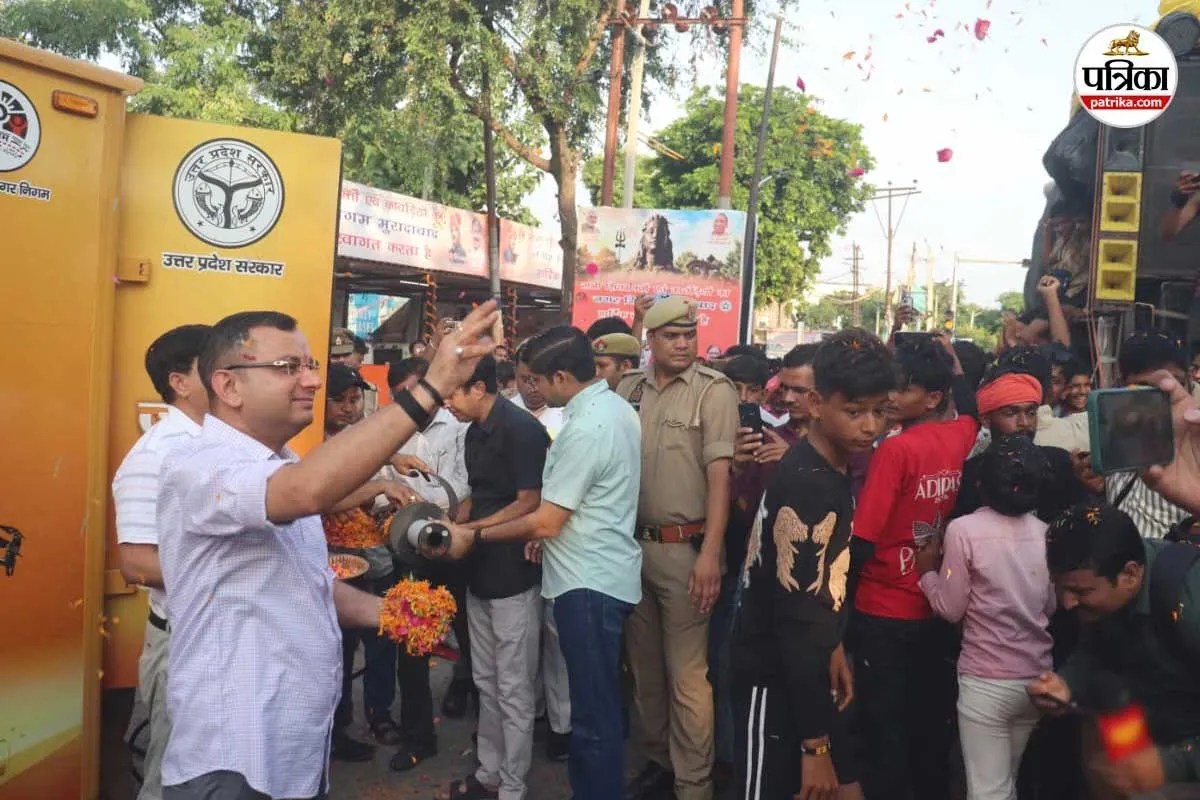 मुरादाबाद में कांवड़ियों पर ड्रोन से हुई फूलों की बारिश: DM-SSP ने अनोखे अंदाज में किया शिवभक्तों का स्वागत