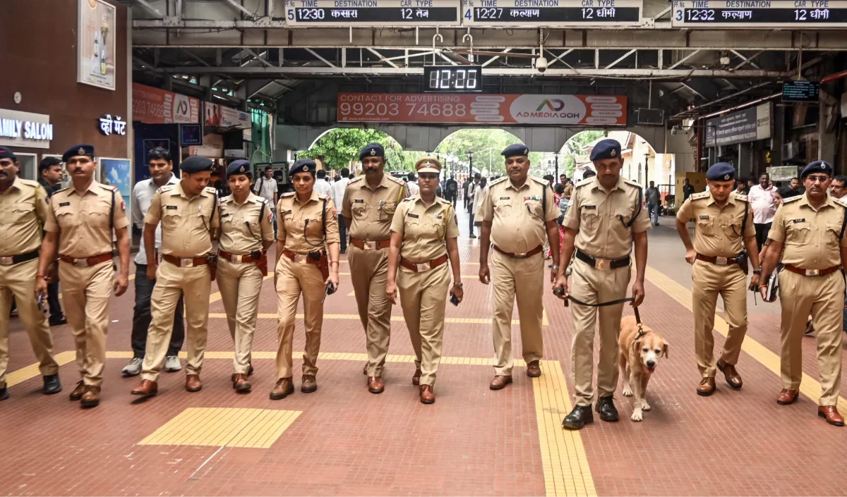 Mumbai के Navy Nagar में नौसेना कर्मी, उनकी पत्नी और दो बच्चों के शव मिलने से हड़कंप