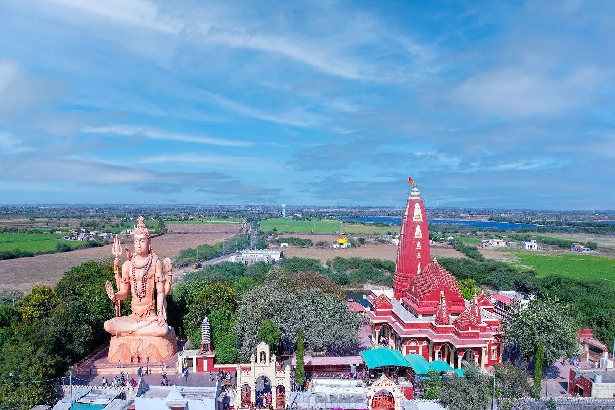 सावन का सत्कार : नागेश्वर ज्योतिर्लिंग मंदिर परिसर में भगवान शिव की करीब 25 मीटर ऊंची मूर्ति करती है यात्रियों को आकर्षित