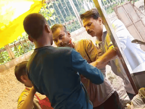 आगरा में ऑनलाइन पेमेंट पर विवाद:ज्यादा रुपए ट्रांसफर होने पर ग्राहक ने रुपए मांगे, दुकानदार ने चाकू से हमला किया