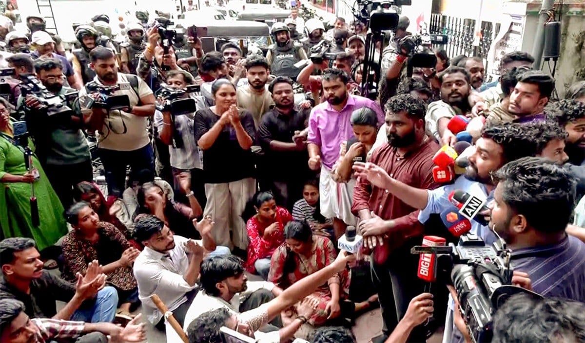 NEET Protest: Supreme Court का बड़ा निर्देश, महिला प्रदर्शनकारियों के यौन उत्पीड़न को मिले Priority