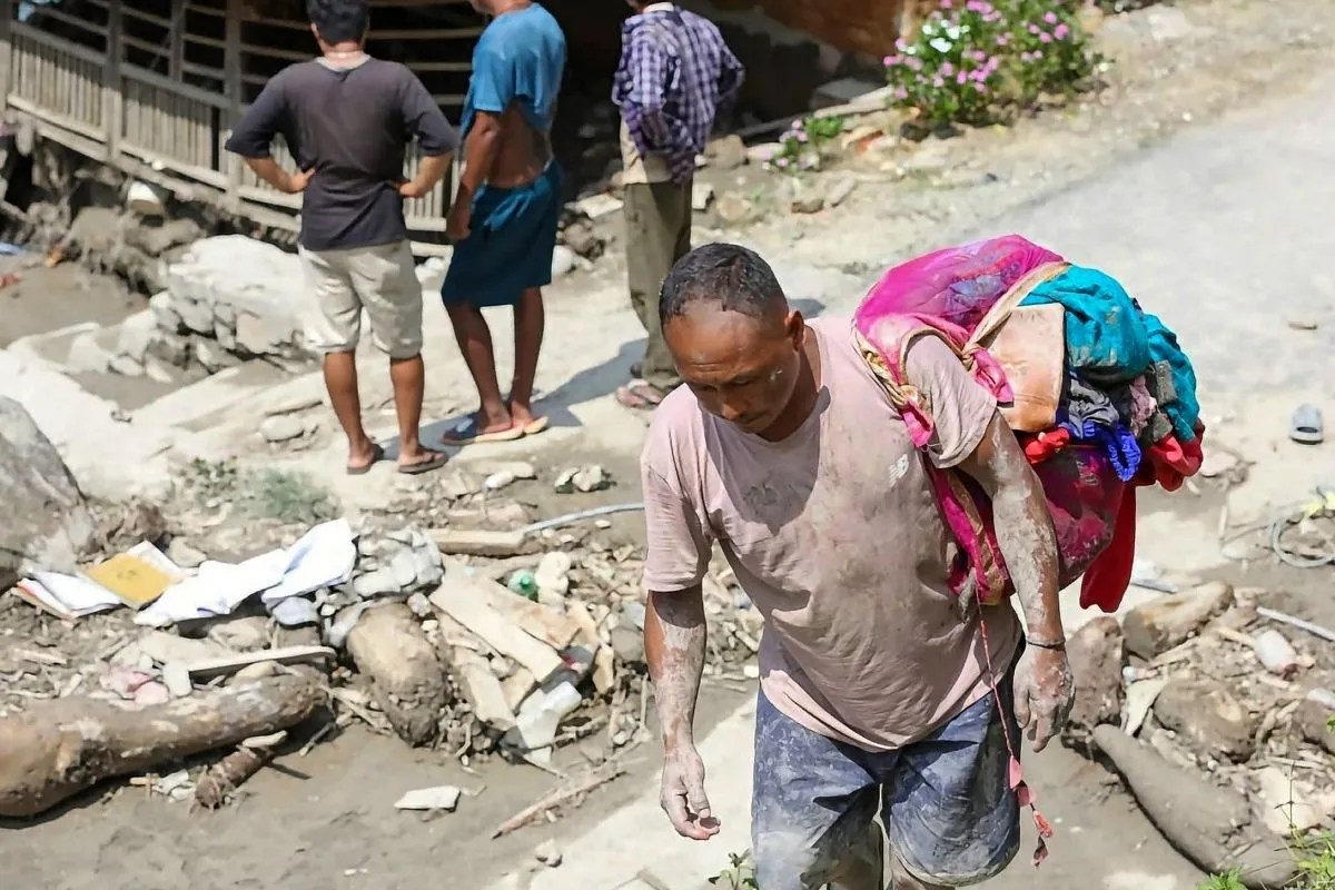 Nepal Flood: ‘कर्ज चुकाने के लिए होटल में काम कर रही थी’, बाढ़ में लापता हुई बेटी को उधार लेकर खोजने निकले पिता