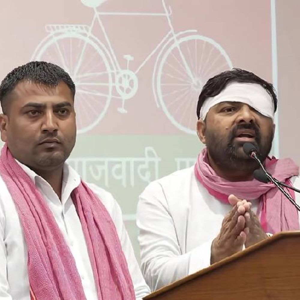 अखिलेश यादव से मिले दिग्विजय भाटी, मोहित जाटव:मेरठ में थर्ड डिग्री मामले में मांगा न्याय, कहा अब तक मुकदमा भी नहीं हुआ