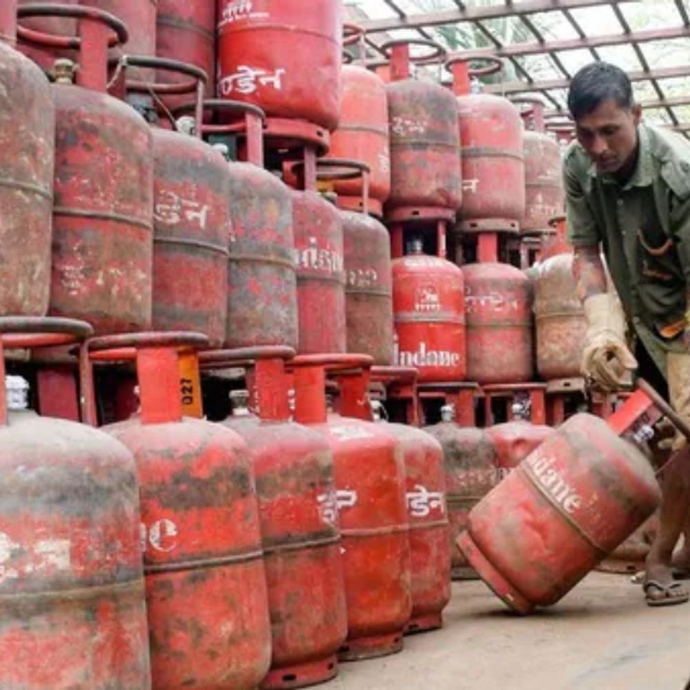 LPG सिलेंडर eKYC का आज आखिरी दिन:चूक गए तो ज्यादा दाम देना पड़ सकता है, सब्सिडी भी बंद हो सकती है, जानें पूरी प्रोसेस