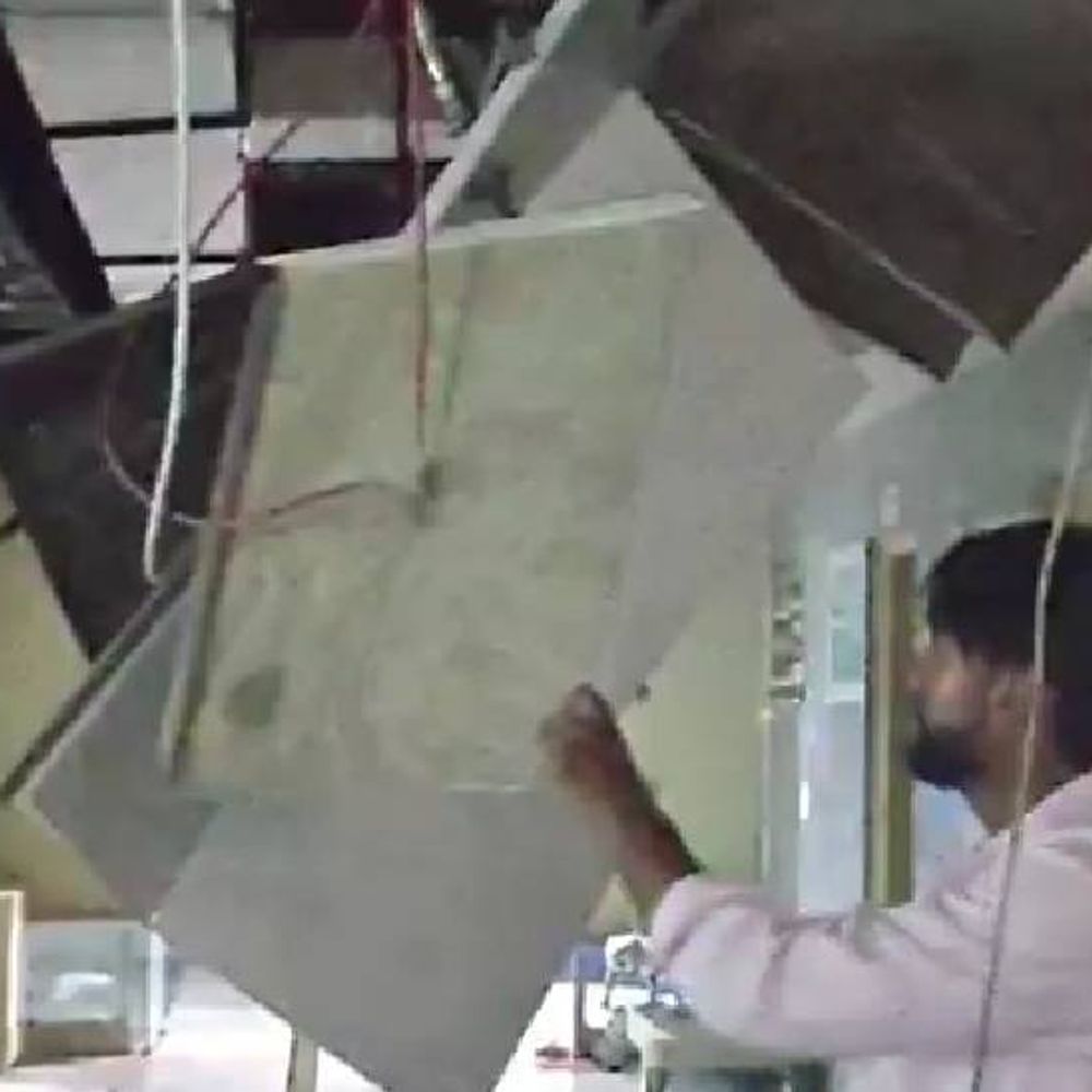 नोएडा जिला अस्पताल में फिर गिरा सीलिंग फॉल:ऑपरेशन थिएटर की गैलरी में हादसा, टली बड़ी अनहोनी; 300 करोड़ के अस्पताल की सुरक्षा पर सवाल